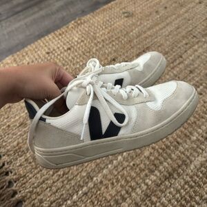Veja V-10 (Size 9.5/WMNS)